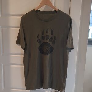 Mens 10 Tree Paw Print Tshirt. Size Large